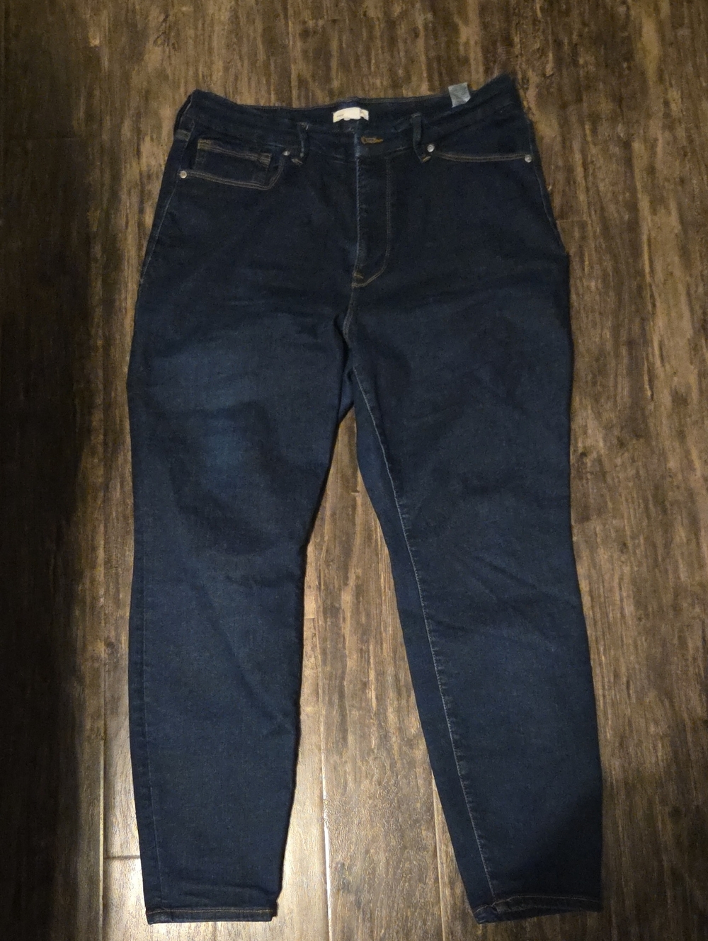 Good American Always Fits Good Waist jeans in the blue wash (BLUE821)